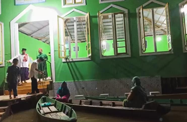 Warga Teluk Kapuas Hulu, Terpaksa Gunakan Perahu Menuju Surau Menunaikan Shalat Taraweh