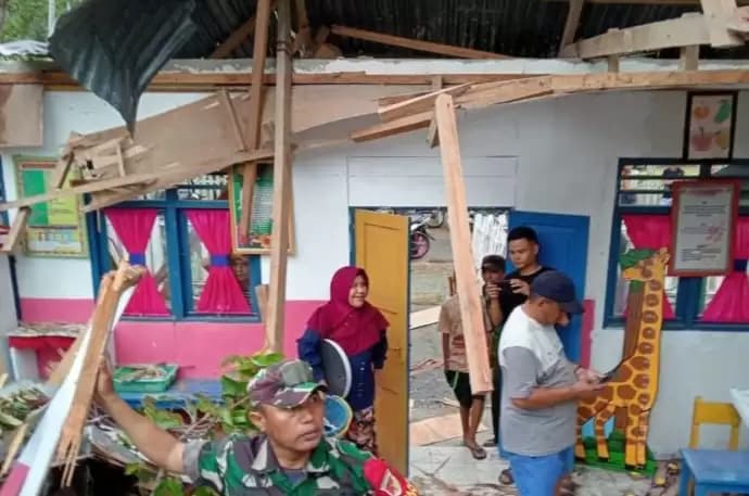 Imbas Pohon Tumbang, TK di Gorontalo Utara Rusak Berat