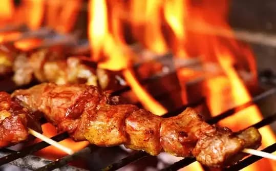 Malam Tahun Baru Identik Bakar-bakar, Apa Dampaknya?