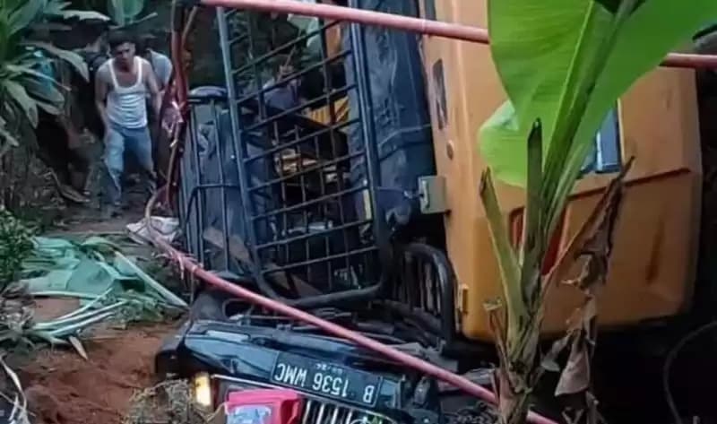 Ada Kecelakaan Truk Alat Berat vs Mobil Kijang di Mukomuko Satu Keluarga Tewas