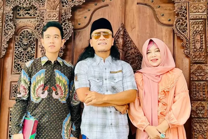 Sambangi Ponpes Ora Aji, Gibran Minta Doa Restu Gus Miftah