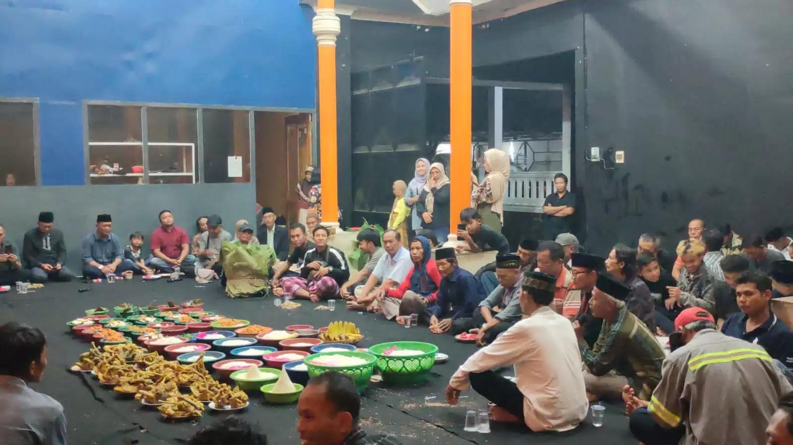 Selamatan dan Do'a Bersama  Ratusan Relawan Calon DPD RI M Trijanto Sajikan 13 Ingkung Ayam, Ini Maksudnya
