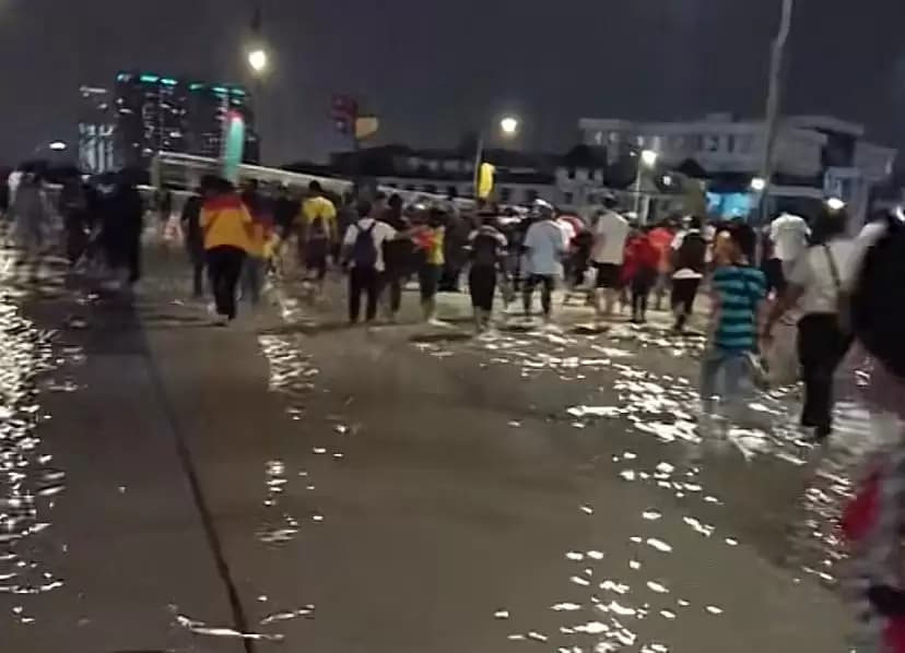 Waduhh! Stadion Mewah JIS Banjir