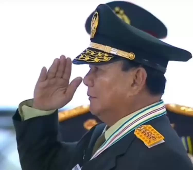 Presiden Jokowi memberikan gelar istimewa Jenderal TNI kehormatan bintang empat kepada Mehan Prabowo Subianto di Mabes TNI (Foto: Dok MI)