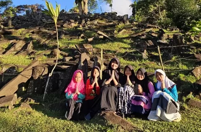 Ngabuburit di Situs Gunung Padang sambil Melantunkan Sholawat Nabi
