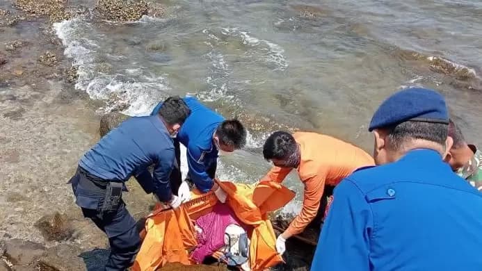 Petugas Gabungan Lamsel Evakuasi Mayat Tanpa Identitas di Pantai Kelapa Doyong