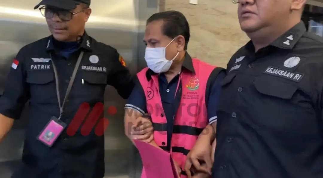 Eks Ketua PN Surabaya Rudi Suparmono mengenakan rompi tahanan (Foto: Dok MI/Aswan)