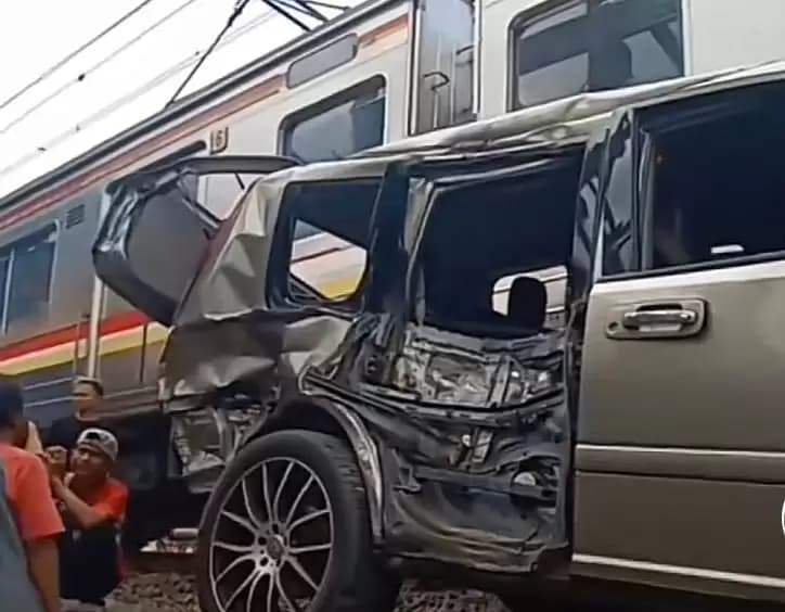 Mobil Nissan X-Trail Tertabrak KRL di Cengkareng Usai Terobos Perlintasan