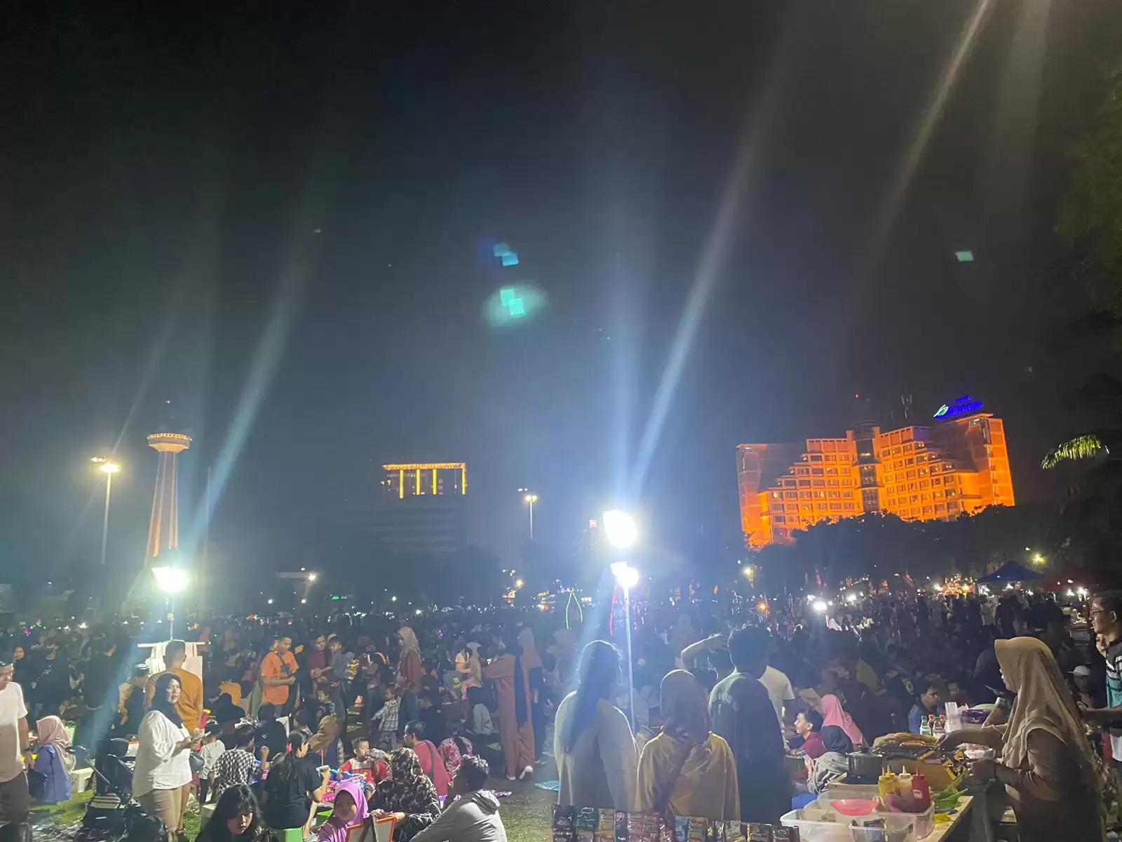 Suasana Simpang Lima Semarang Jelang Pergantian Tahun