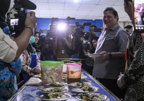 Utak-atik APBN, Program Makan Siang Gratis Gunakan Dana Bos!