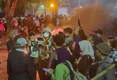 Massa Tolak Hasil Pemilu Mulai Nyalakan Api di Depan Gedung KPU