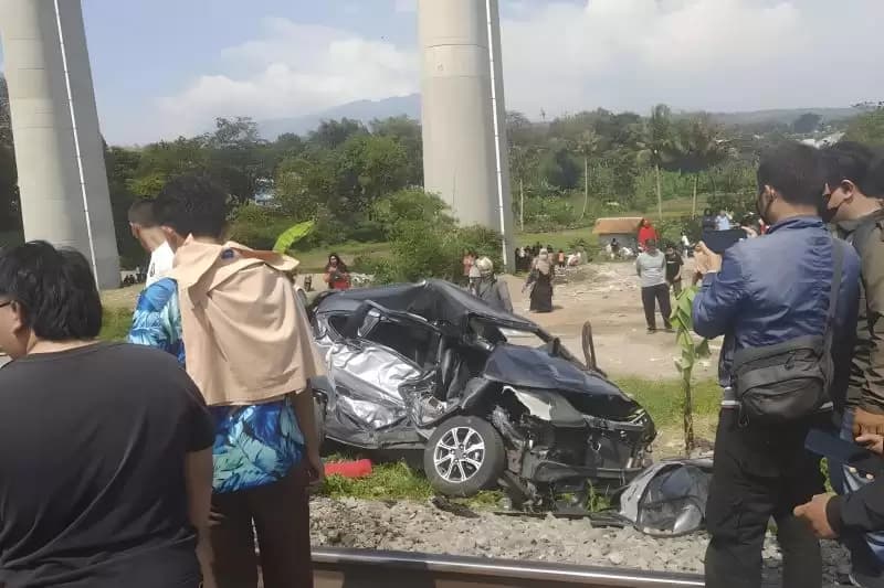 Korban Tewas KA Pengumpan Whoosh vs Mobil Bertambah Jadi 5 Orang