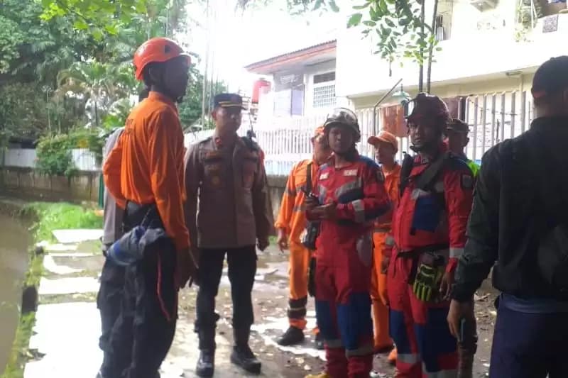 Dua Bocah Hanyut Terseret Arus Kali Mampang Jaksel