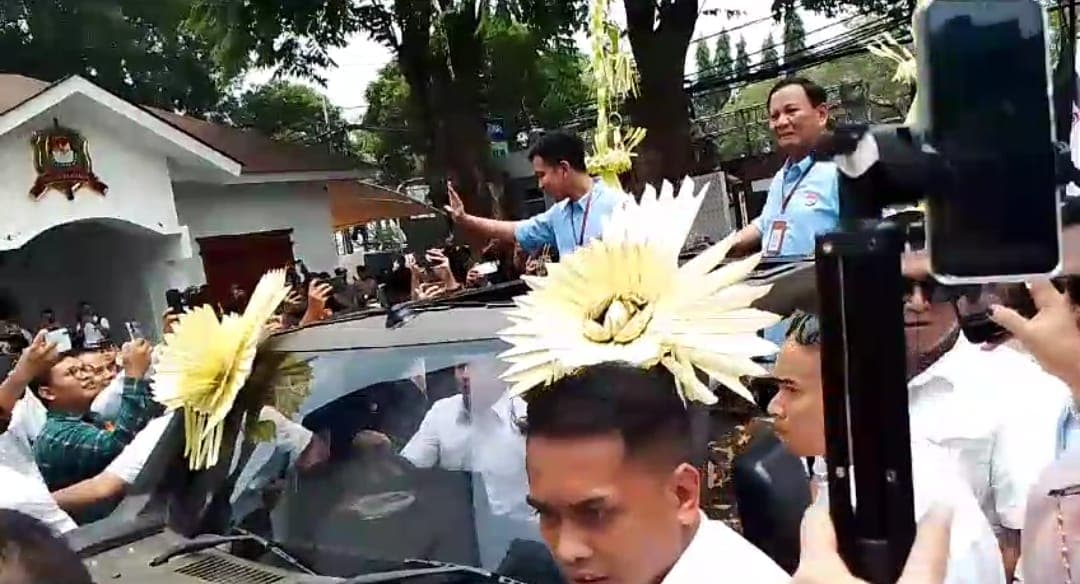 Prabowo-Gibran Tiba di KPU Naik Maung Pindad
