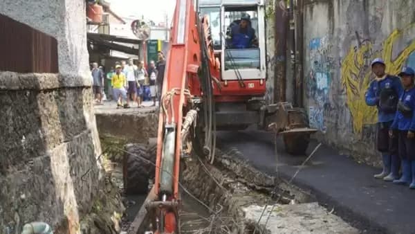 Pemkot Jaksel Bongkar 45 Bangunan Liar di Atas Kali Serua