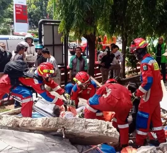 Tembok SPBU di Tebet Roboh, Satu Keluarga Tewas Tertimpa