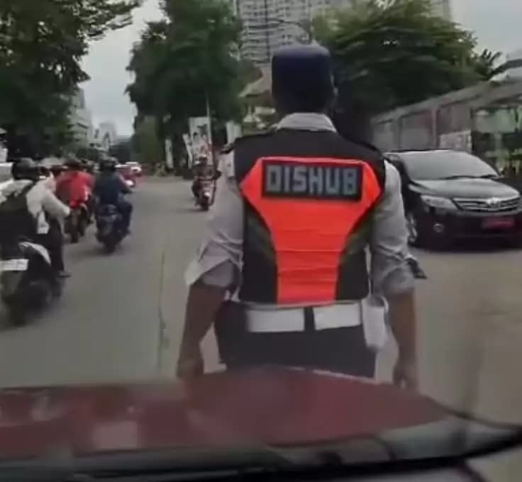 Kronologi Petugas Dishub Nemplok di Kap Mobil Pribadi