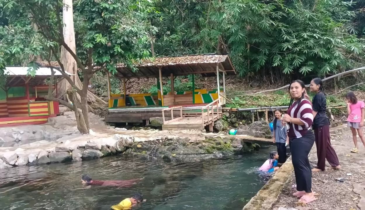Para pengunjung way Bekha usai bernang. (Foto: Rizky Amin)