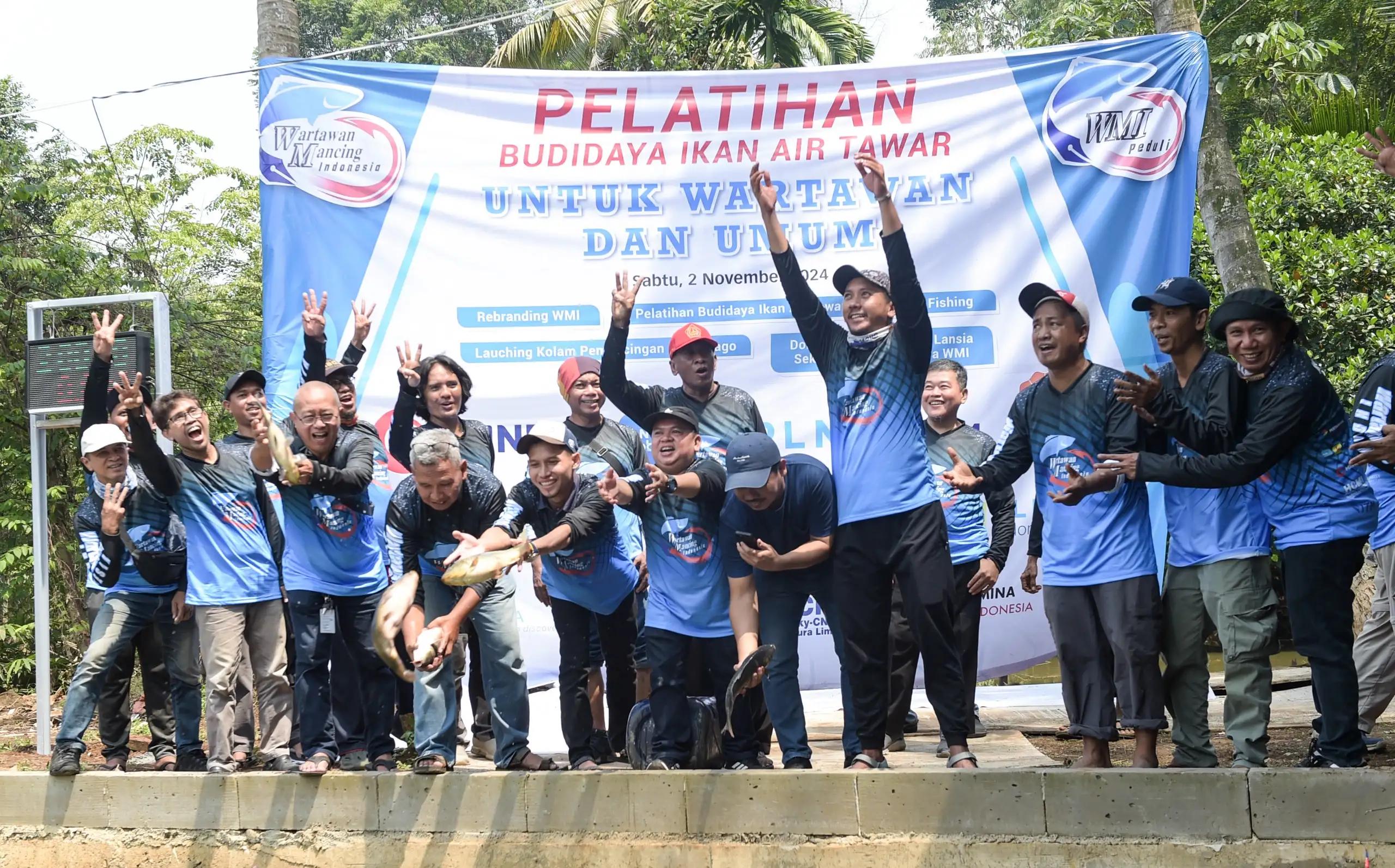 Sejumlah wartawan secara simbolis melepaskan ikan air tawar (Foto: Dok MI/Donavita)