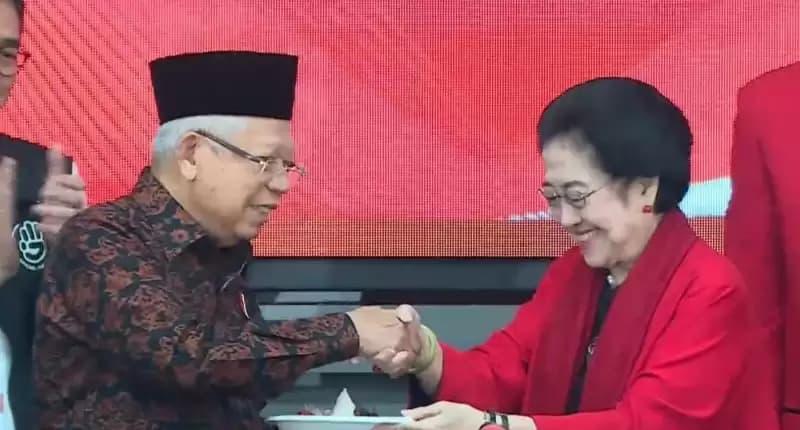 Wapres Ma’ruf Amin menerima potongan tumpeng pertama dari Megawati Soekarnputri saat menghadiri HUT Ke-51 PDI Perjuangan di Jakarta, Rabu (10/1)