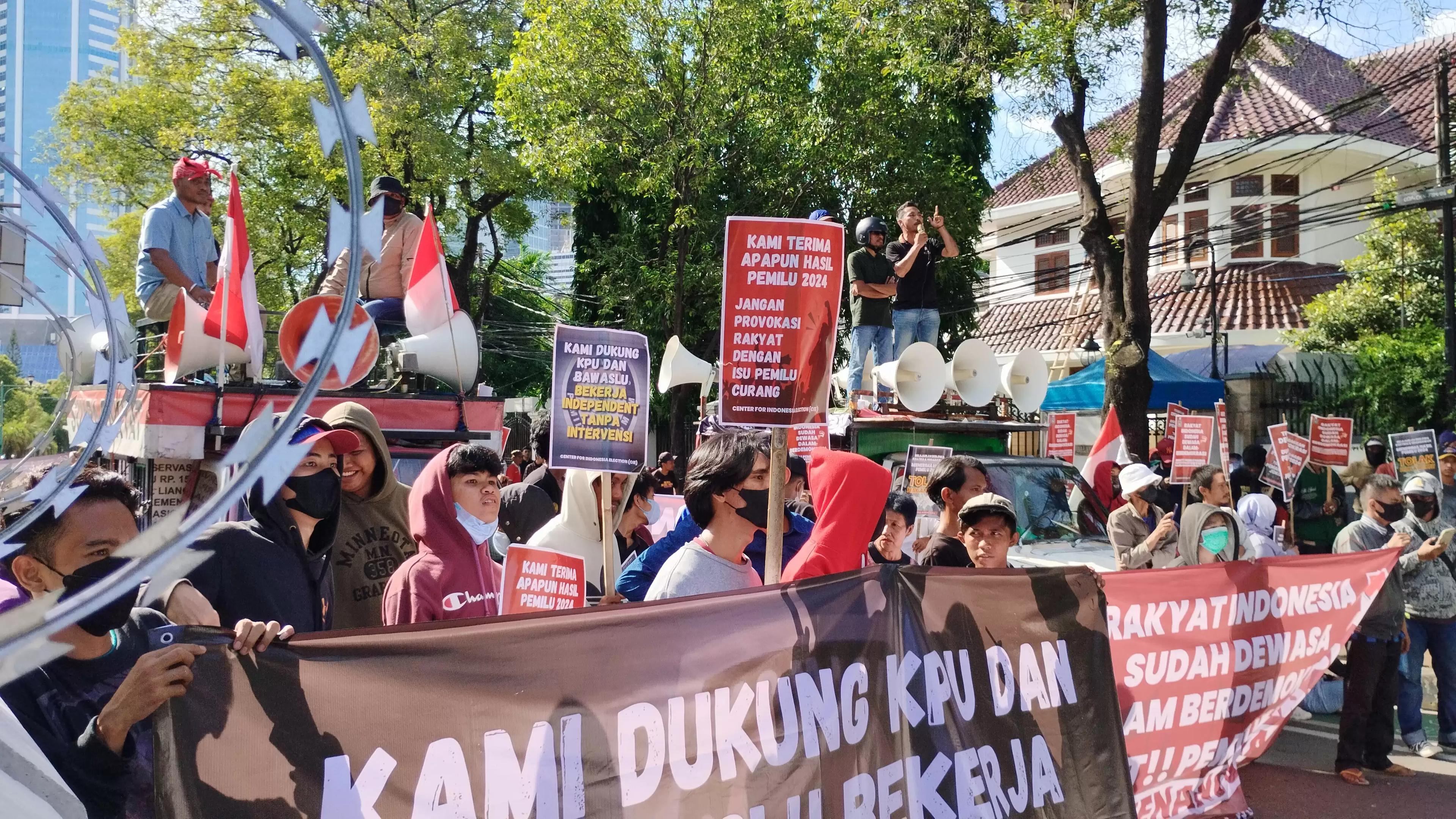 Jelang Pengumuman Hasil Pemilu, Markas KPU Digeruduk 2 Kelompok Demonstran