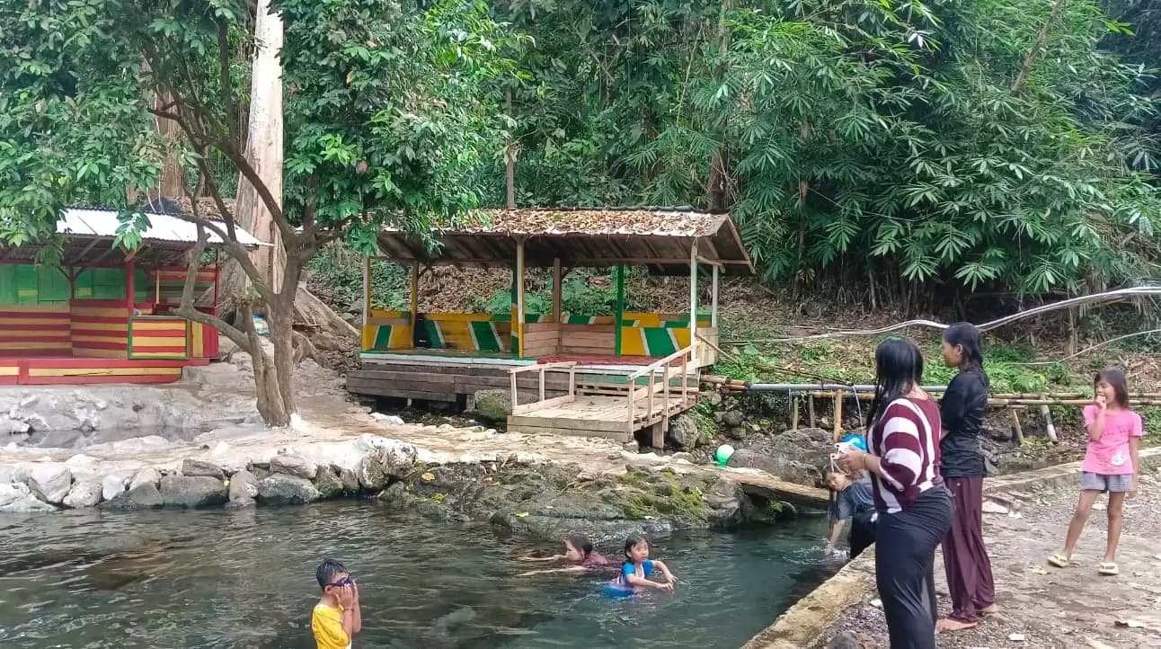Suasana pengunjung menikmati renang di Way Bekha. (Foto: Rizy Amin)