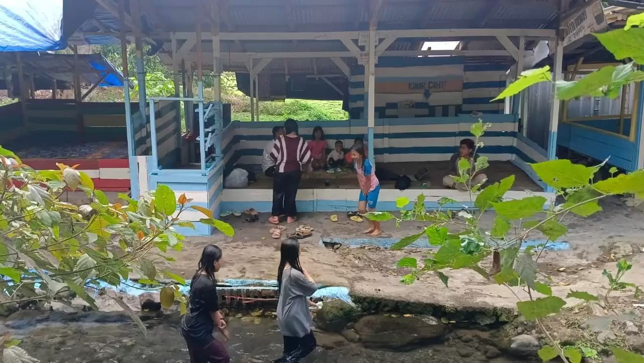 Tempat para pengunjung Way Bekha bersantai usai mandi. (Foto: Rizky Amin)