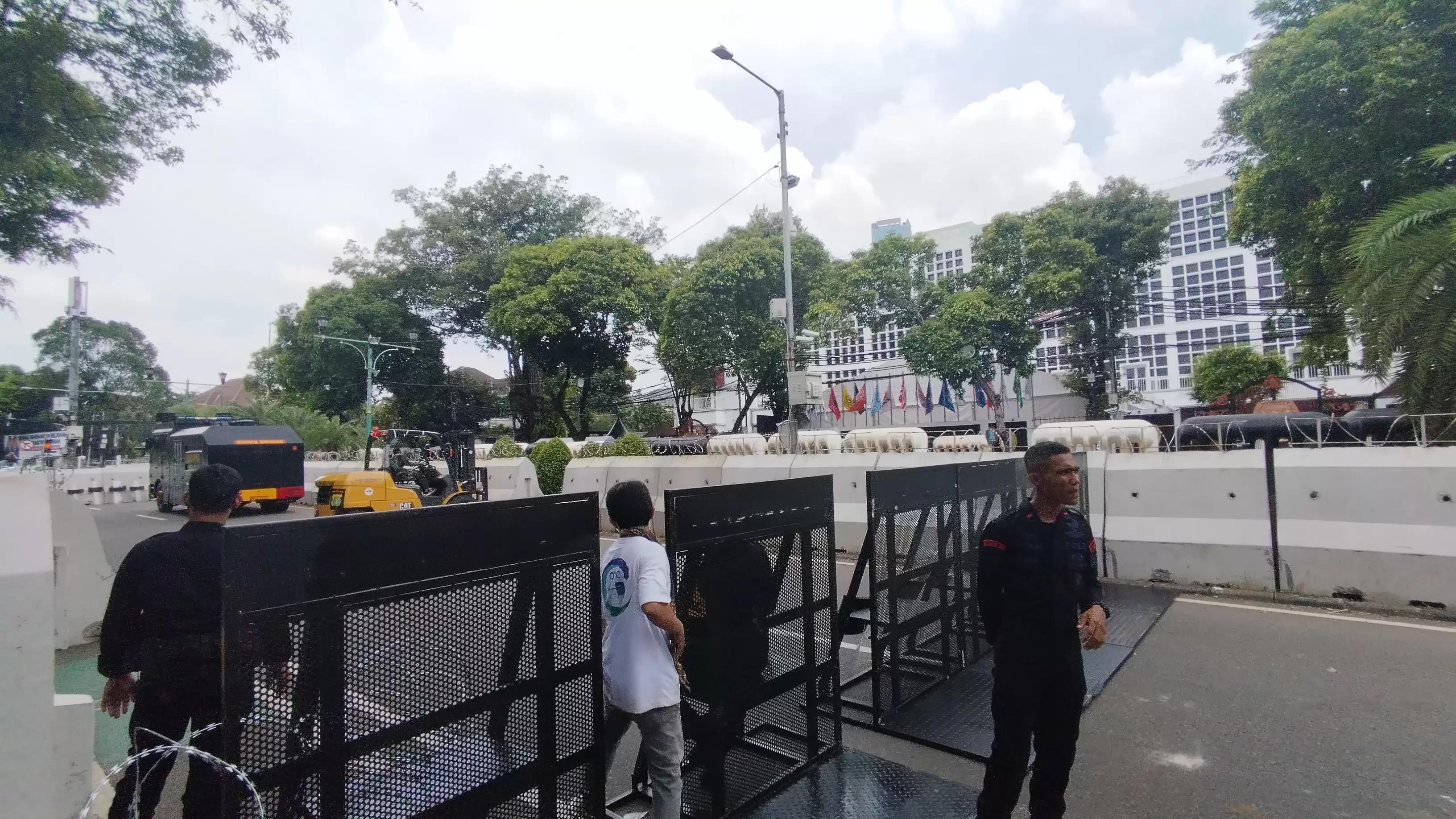 Dikabarkan Bakal Ada Demo, Jalan Depan Kantor KPU Ditutup Total