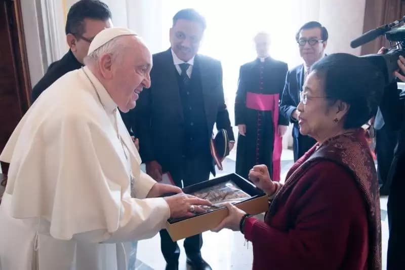 Megawati Beri Kain Batik ke Paus Fransiskus