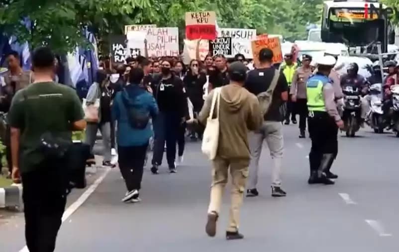 Tuntut Ketua KPU RI Hasyim Asy'ari Mundur, Mahasiswa Bali: Kami Tunggu Pencawapresan Gibran Dibatalkan