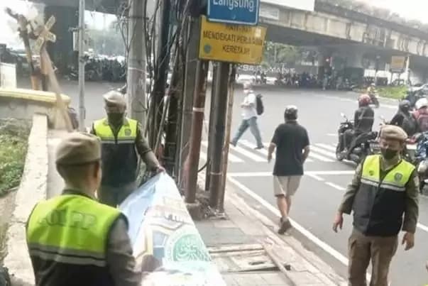 Pengawas Pemilu: Pemasangan Peraga Kampanye di Tiang Listrik Pelanggaran!