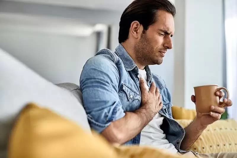 Begini Cara Membedakan Gejala Serangan Jantung dan Maag