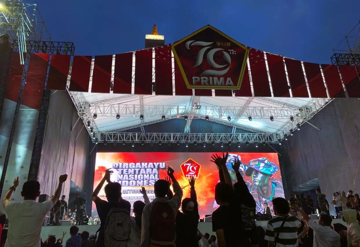 Ribuan masyarakat antusias menantikan tampil sang idola tampil. (Foto: MI/Nuramin)
