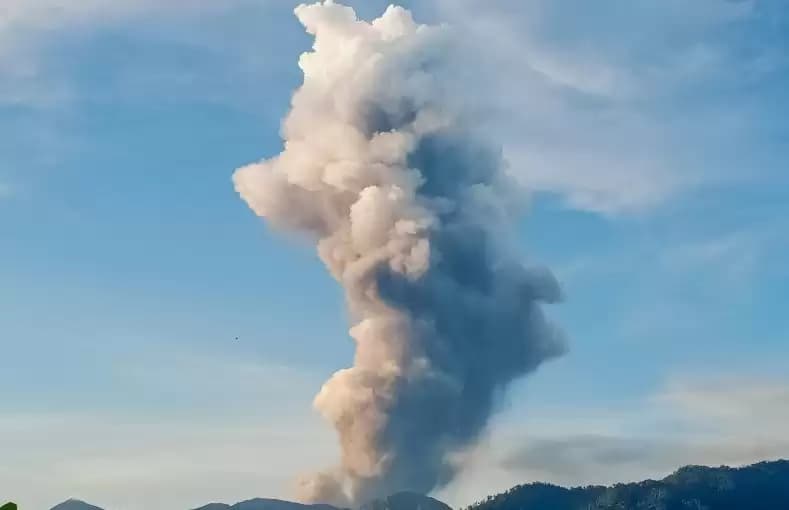 Gunung Dukono Meletus Lontarkan Abu Vulkanik Setinggi 4.000 Meter