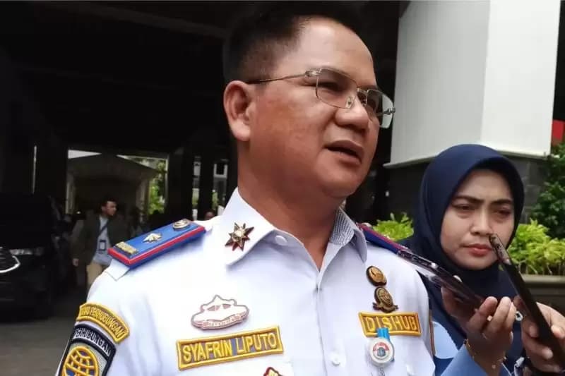 Dishub DKI Buka Suara Soal Stiker Heru di Halte TransJakarta