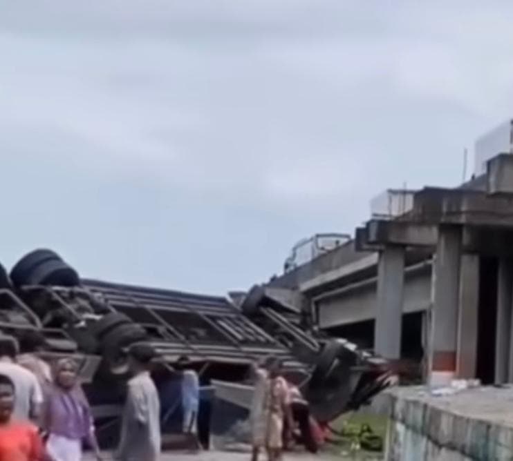 Diduga Sopir Mengantuk, Bus PO New Shantika Terjun Bebas
