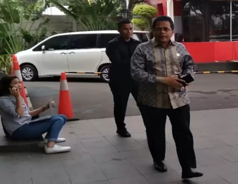 Berulang Kali Terseret Kasus Dugaan Korupsi, Indra Iskandar Tak Kunjung "Ditendang" dari Setjen DPR