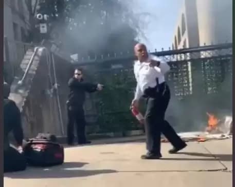 Anggota AU AS Bakar Diri di Luar Kedubes Israel untuk Protes Perang Gaza