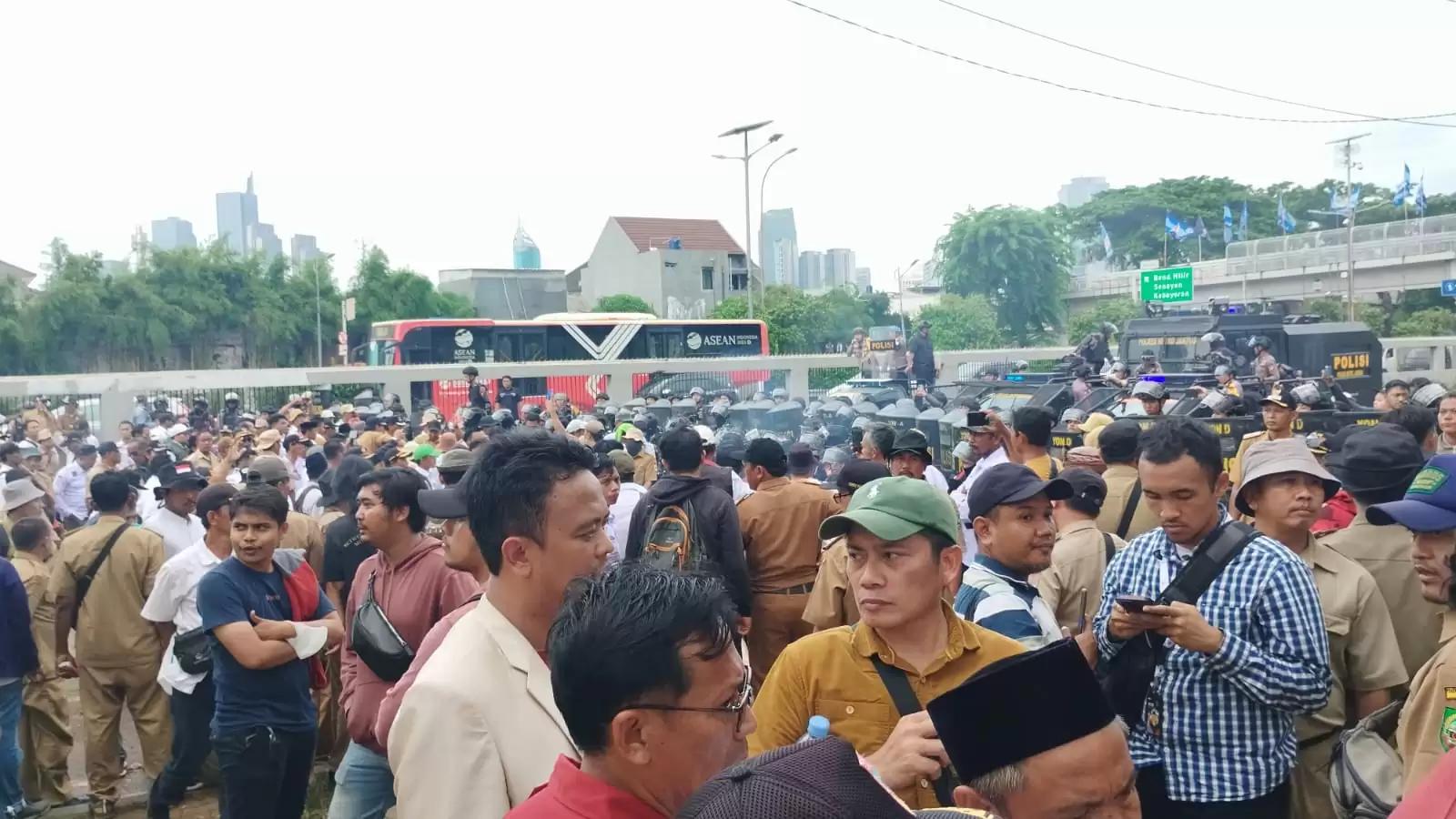 Berapa Gaji Kades yang Jabatannya Diperpanjang 8 Tahun Maksimal 2 Periode?