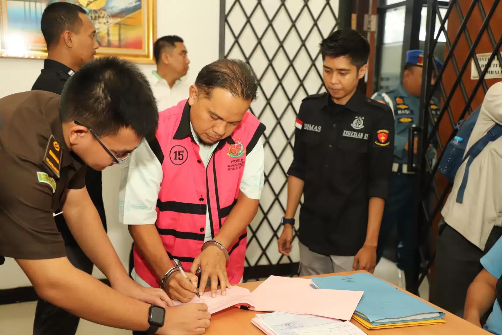 Mengirimkan dana kepada HM melalui PT QSE milik HLN dengan dalih dana CSR dan mendirikan usaha SPBU dan Perkebunan kelapa sawit