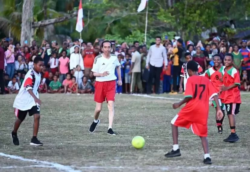 Asyiknya Joko Widodo Main Bola dengan Pelajar Papua
