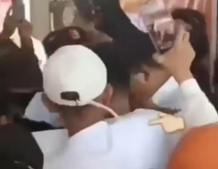 Digeplak Pria Ditengah Pendukungnya, Anies Baswedan Tetap "Santuy"