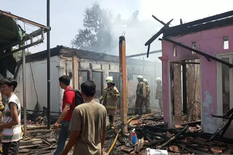 8 Rumah Kontrakan di Pondok Kelapa Hangus Terbakar
