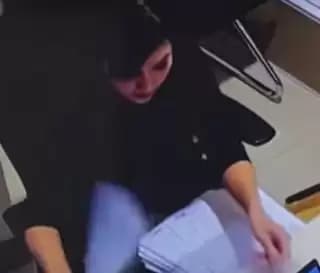 Sandra Dewi tampak sibuk membuka catatan-catatan penting dihadapan penyidik