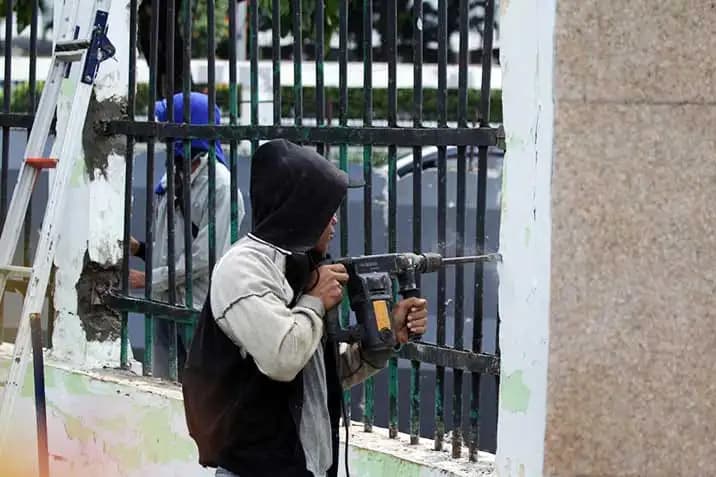 Perbaikan Pagar DPR yang Jebol (Foto: MI/Jiani)