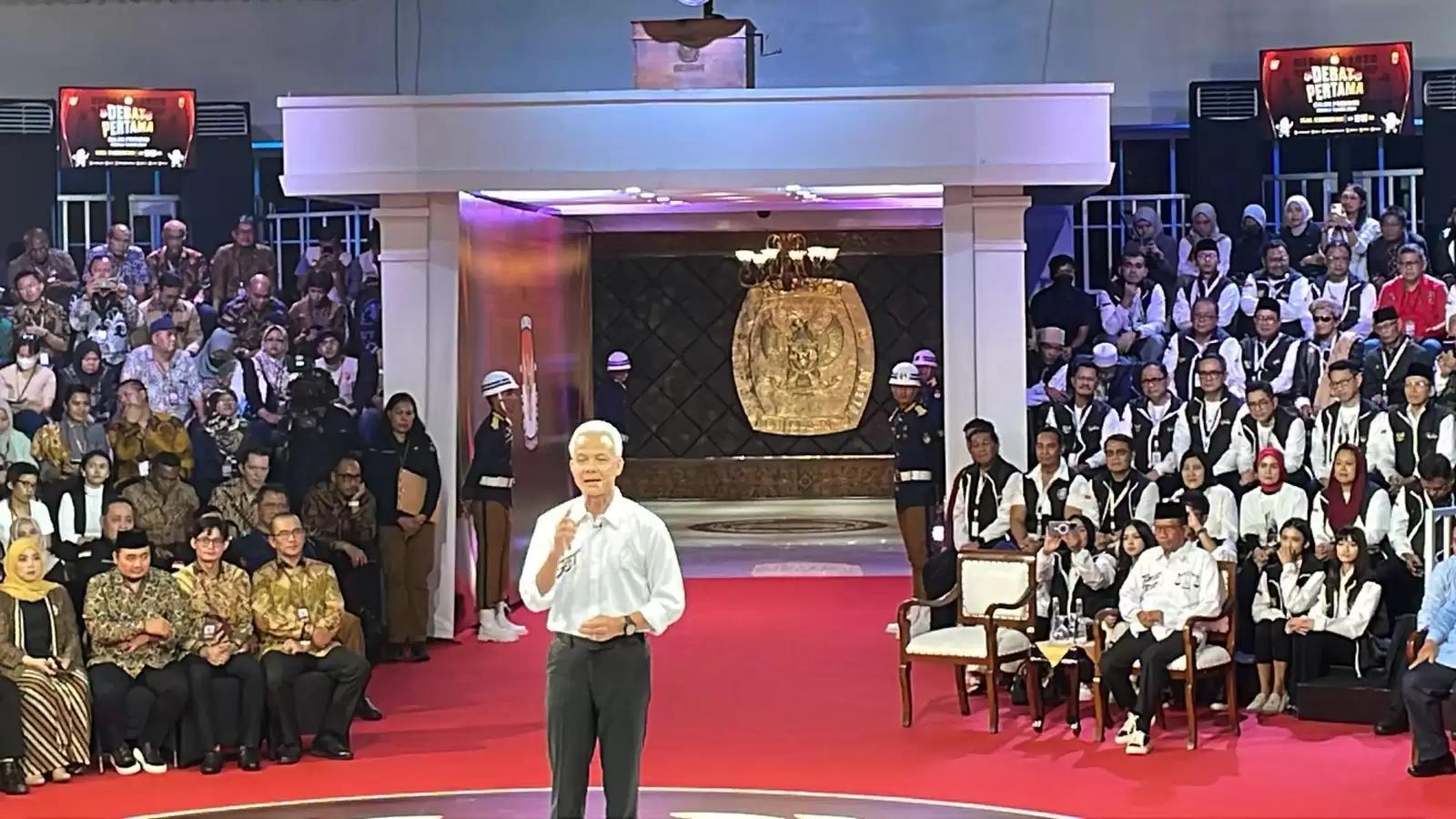 Analisis Senyum Ganjar Debat Pertama Capres 2024