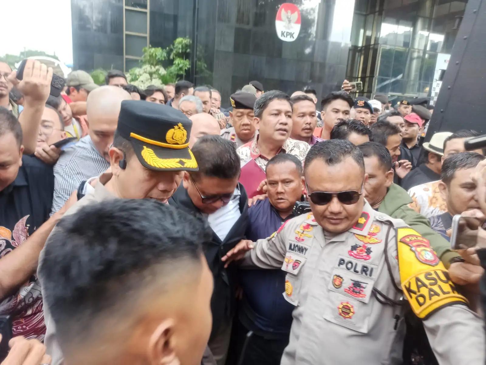 Hasto Kristiyanto berjalan di area Gedung KPK (Foto: MI/Albani)