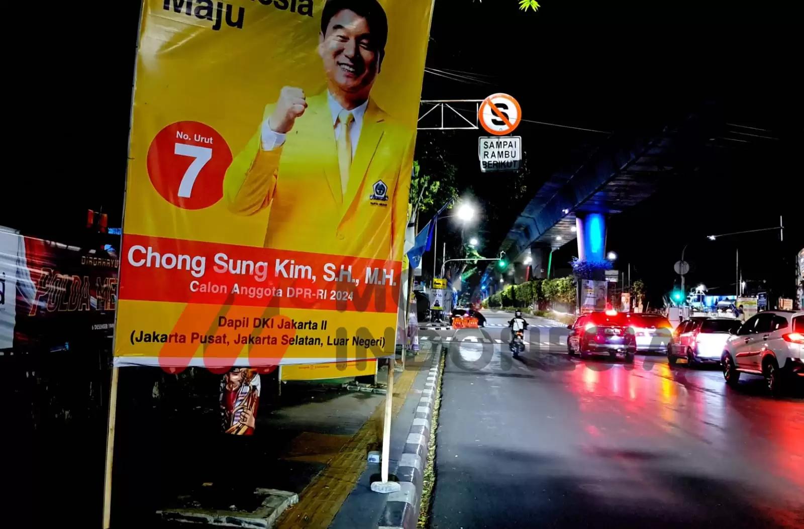 Baliho caleg dari partai Golkar terpasang di trotoar Jalan Melawai, Kebayoran Baru, Jakarta Selatan (Foto: MI/Aswan)
