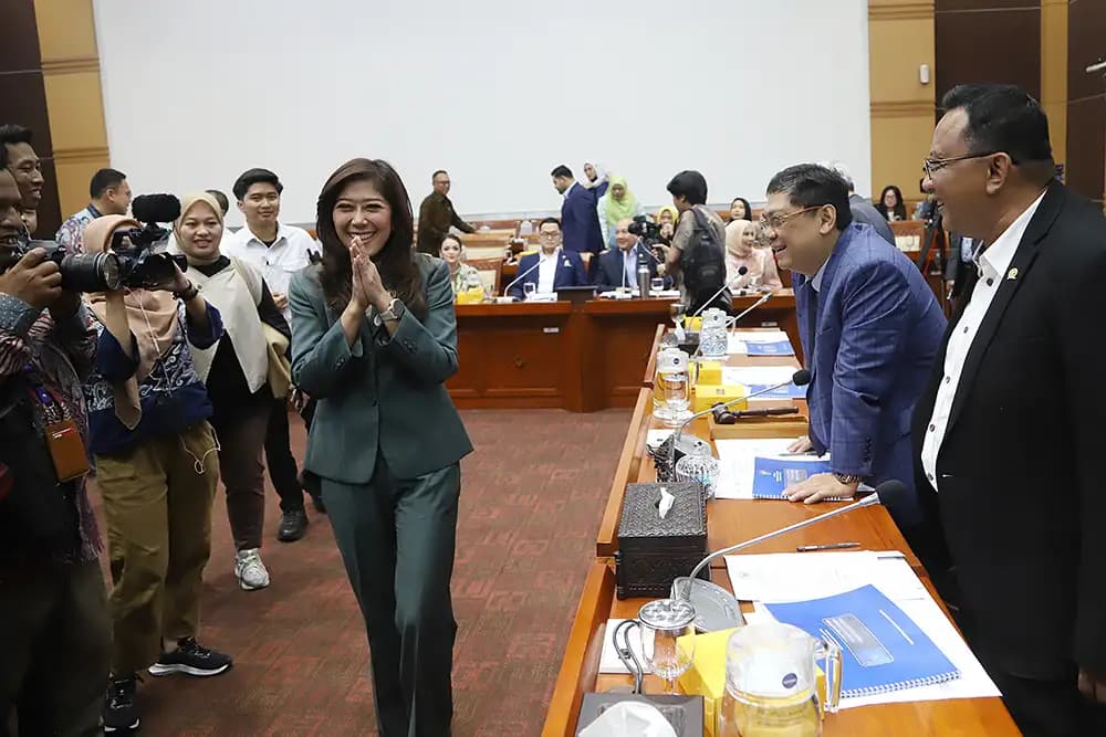 Menteri Komunikasi dan Digital (Menkomdigi) Meutya Hafid sapa anggota komisi I. (Foto MI/Charles Ulag)
