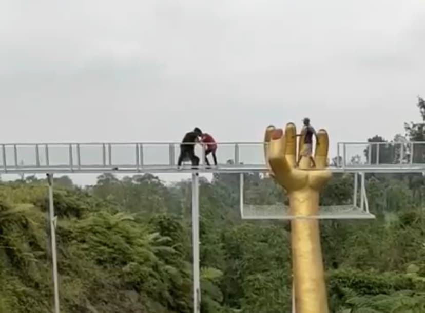 Semua Jembatan Kaca di Banyumas Ditutup Buntut Kecelakaan Limpakuwus